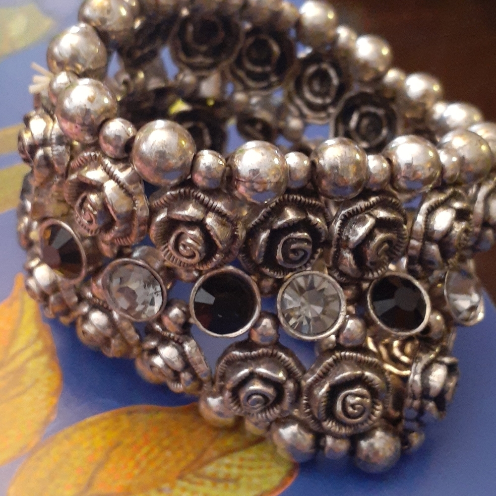 Elastic cocktail bracelet with Rose's and faux jew